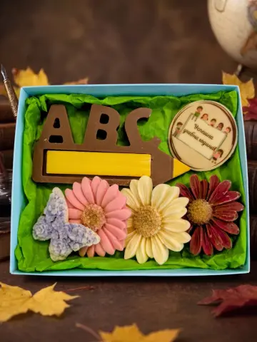 Шоколадов подарък с молив „ABC“ и цветя